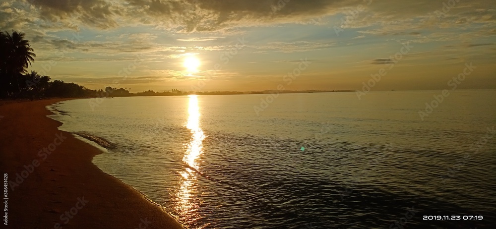 Naklejka premium sunset on beach