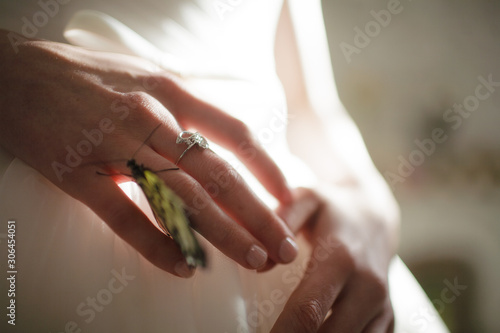 Obraz na płótnie hand of the bride close-UPS and butterfly w salonie