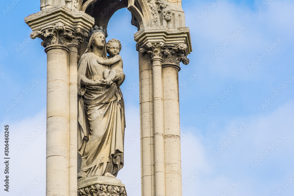 Fototapeta premium Statue of Mother Mary holding baby Jesus outside the Notre Dame Cathedral in Paris, France.