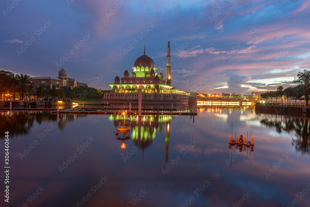 Obraz premium Putra Mosque, one of the most iconic mosque in Putrajaya