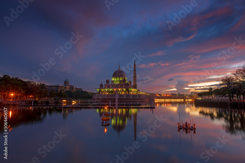 Putra Mosque, one of the most iconic mosque in Putrajaya © sharkawi3d
