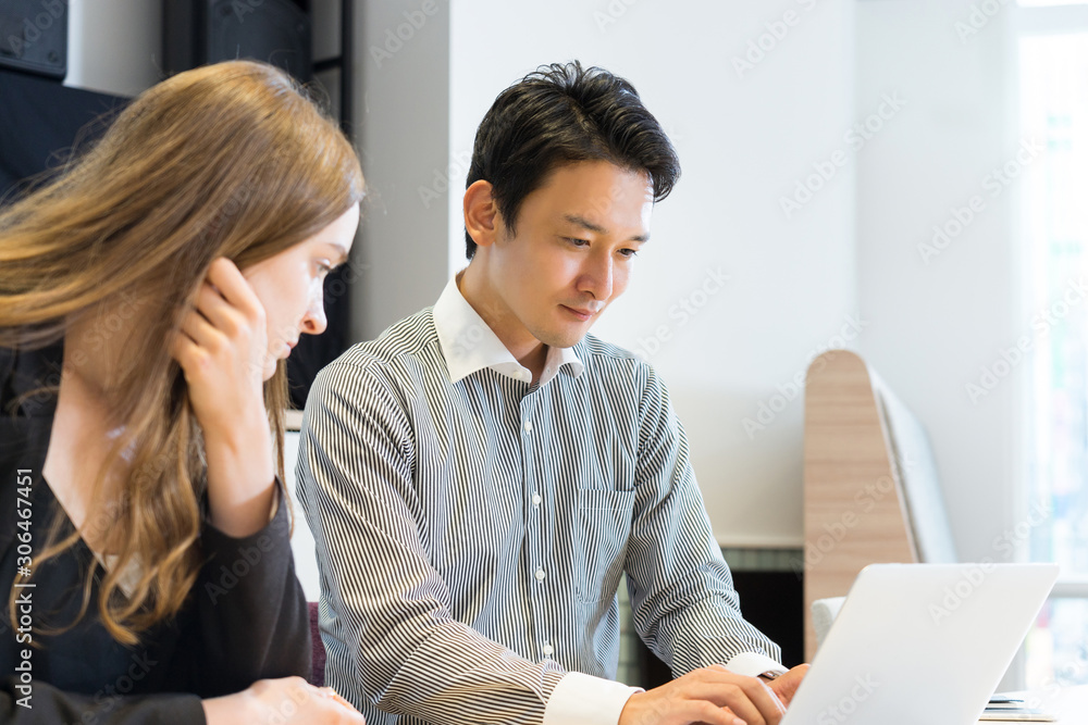 ノートパソコンで仕事をする男性と女性 人種の違う人々 Stock Photo Adobe Stock