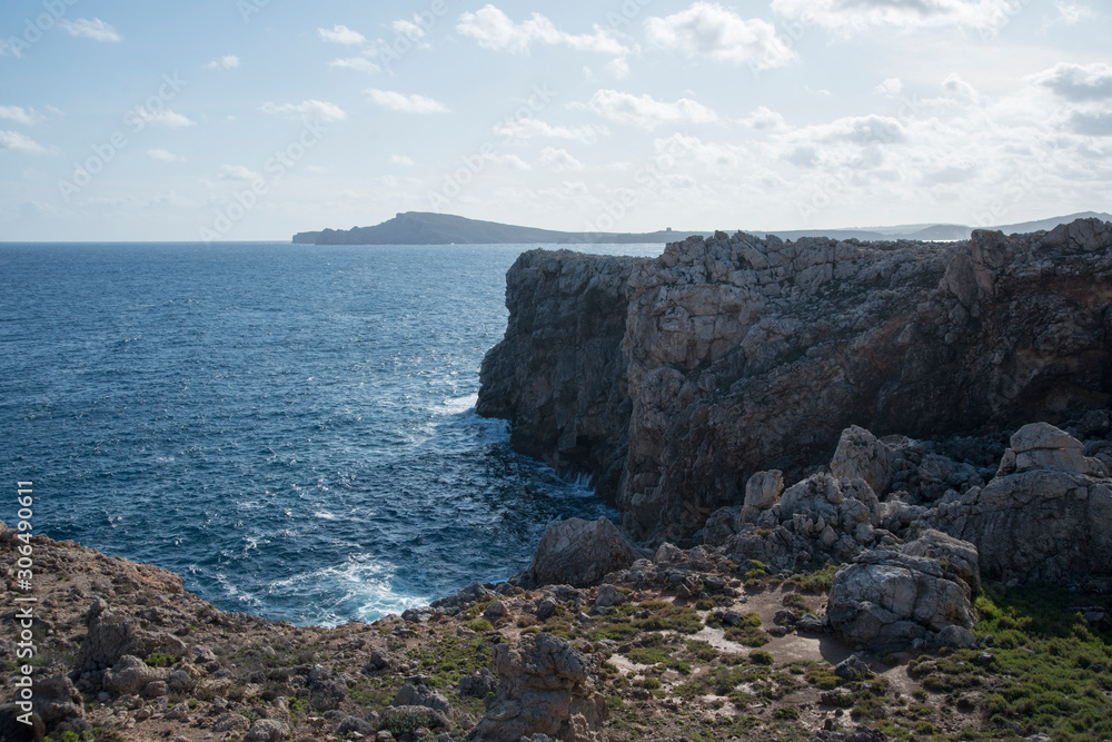 Côte rocheuse à proximité du cap et du phare de Cavallería, Minorque, îles Baléares