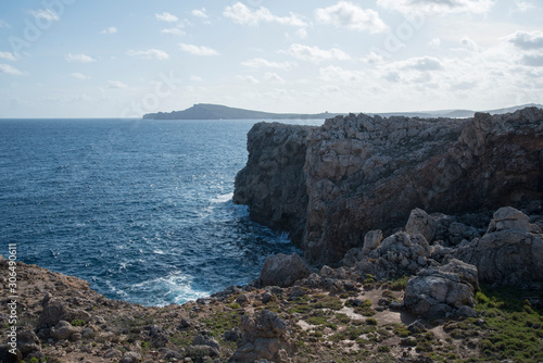 Côte rocheuse à proximité du cap et du phare de Cavallería, Minorque, îles Baléares