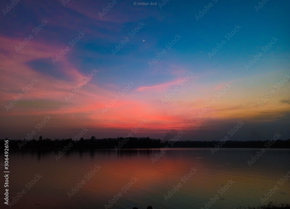 Naklejka premium sunset over lake