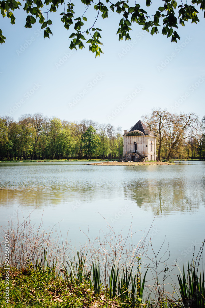 Fototapeta premium un maison renaissance sur une île romantique