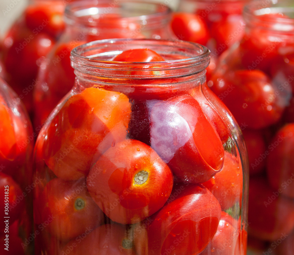 Pickling (canning) the tomatoes. Pickling (canning) the tomatoes.