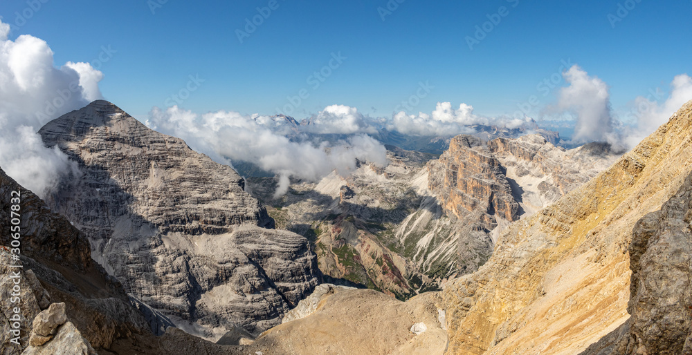 Górski krajobraz - Południowy Tyrol - Włochy. Panorama Dolomitów widziana z Toffany.