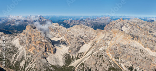 Górski pejzaż - dolomity. Turystyka górska w południowym Tyrolu we Włoszech.  photo