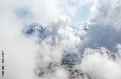 Chmury - widok z alpejskiego szczytu. Przebywać w chmurach.  Szczyt góry spowity chmurami.