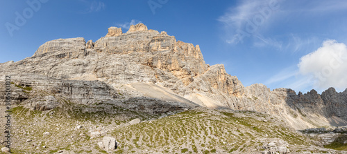 Dolomity Grupa skalna Sorapis. Włoskie Alpy - południowy Tyrol. Panorama górska.