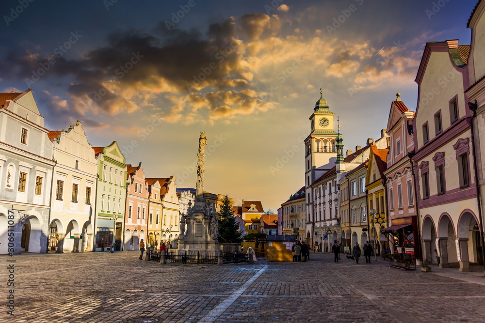 Fototapeta premium Plac Masaryka na starym mieście Trebon, Republika Czeska.