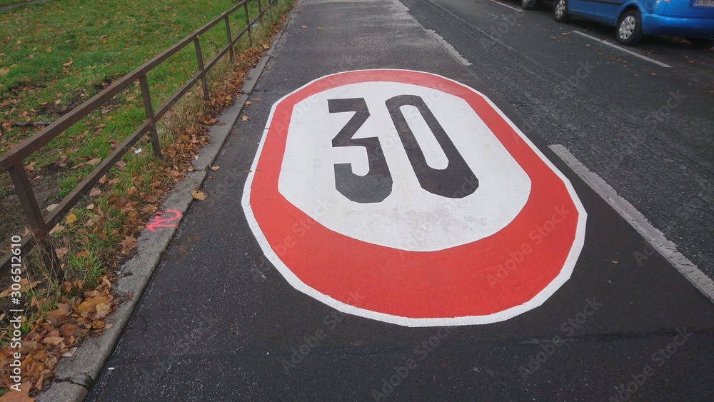 Fototapeta premium Neues großes Straßenschild