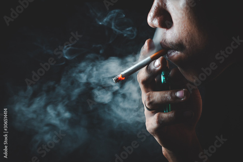 People who smoke with a black background Causing lung cancer 