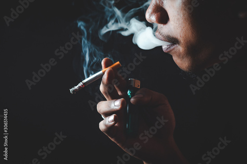 People who smoke with a black background Causing lung cancer 