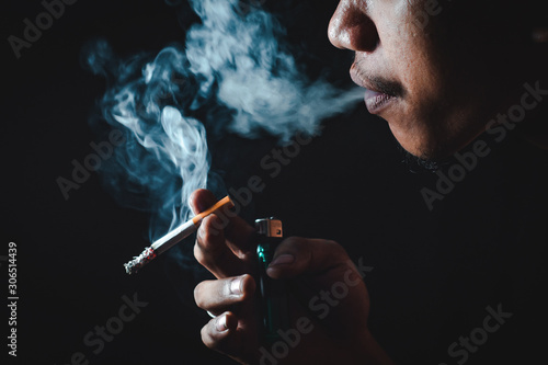 People who smoke with a black background Causing lung cancer 