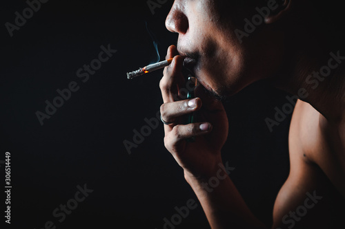 People who smoke with a black background Causing lung cancer 