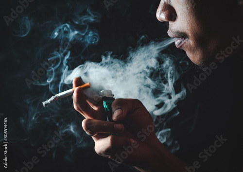 People who smoke with a black background Causing lung cancer 