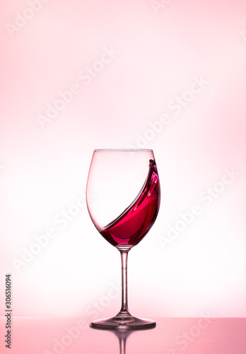 Cuadro en lienzo Glasses with moving red wine