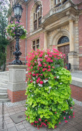 Fototapeta Naklejka Na Ścianę i Meble -  Beautiful floral composition on the street