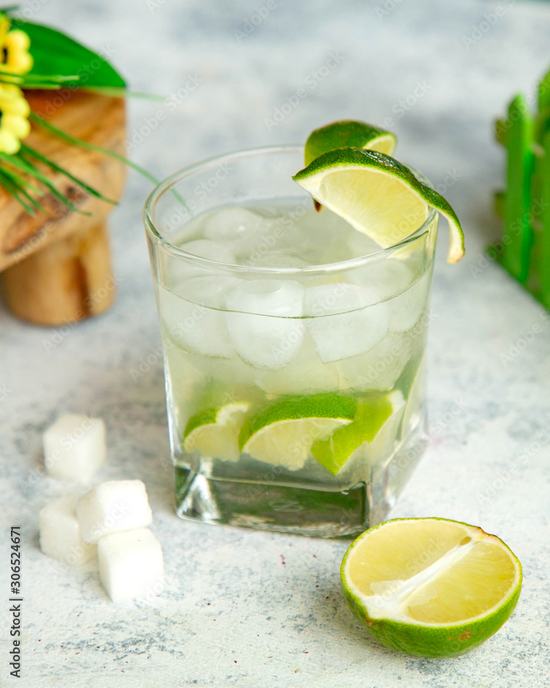 Fototapeta premium water with lime and ice