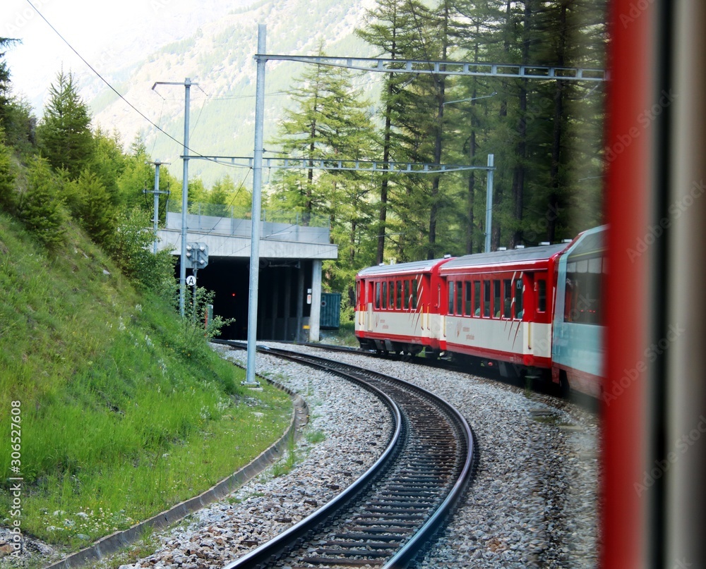 Fototapeta premium unterwegs mit der Matterhorn-Gotthard-Bahn
