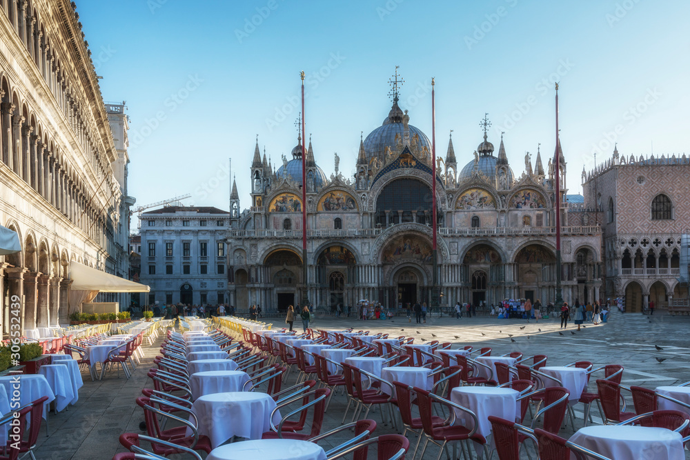 Obraz premium Plac Świętego Marka wczesnym rankiem, Campanile of San Marco. (Piazza San Marco). Wenecja, Włochy.