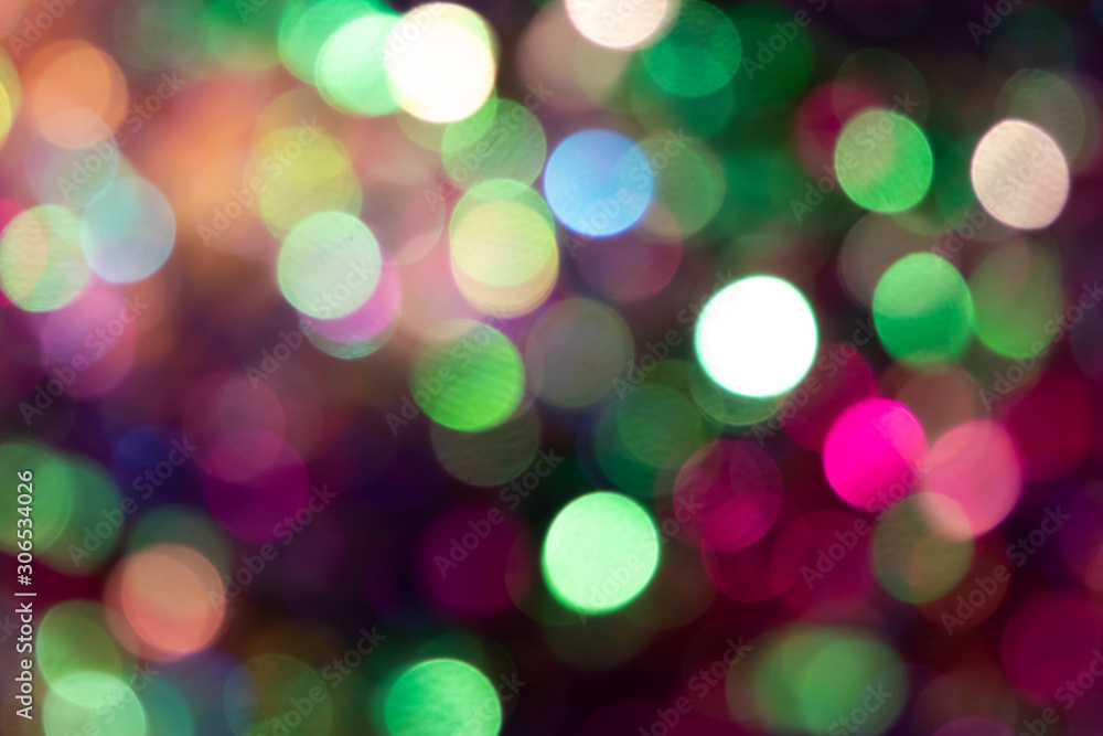 Obraz premium Funkelnde Lichter als buntes Bokeh ist der perfekte Hintergrund für Weihnachtsfeier, Silvesterparty und festliche Einladungskarten in der Adventszeit und an Neujahr