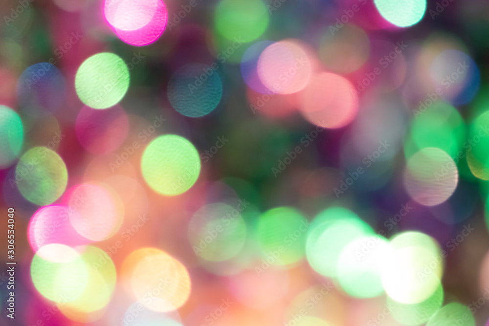 Fototapeta premium Funkelnde Lichter als buntes Bokeh ist der perfekte Hintergrund für Weihnachtsfeier, Silvesterparty und festliche Einladungskarten in der Adventszeit und an Neujahr