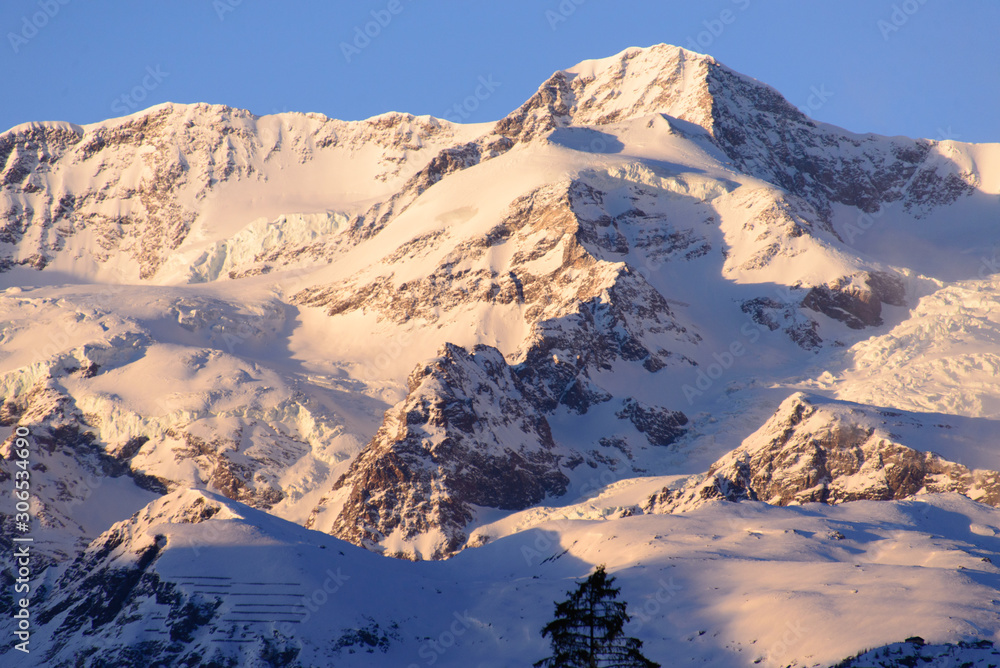 Alta montagna e picco innevato alpi Italiane