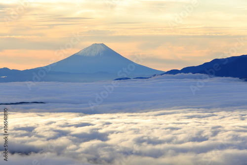 高ボッチ高原の朝 雲海と富士山