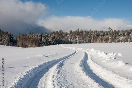 winterlicher Feldweg im Gebirge