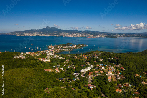Vue aérienne de la Pointe du Bout, en Martinique, par très beau temps, avec la baie de Fort de France en arrière plan