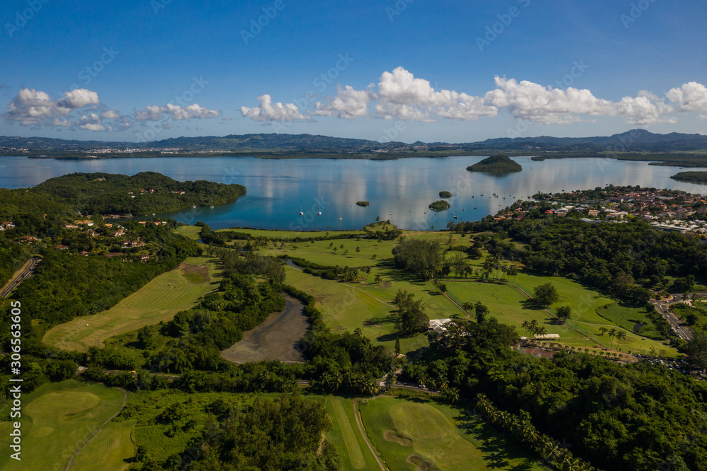 Vue aérienne du golf des Trois Ilets, en Martinique, par très beau temps
