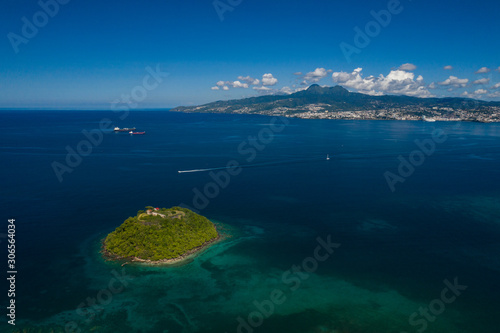Vue aérienne de l'îlet Ramier, en Martinique, par très beau temps, avec Fort de France, les pitons du Carbet dans le fond