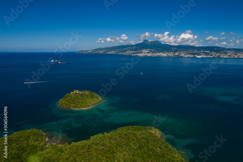 Vue aérienne de l'îlet Ramier, en Martinique, par très beau temps, avec Fort de France, les pitons du Carbet dans le fond