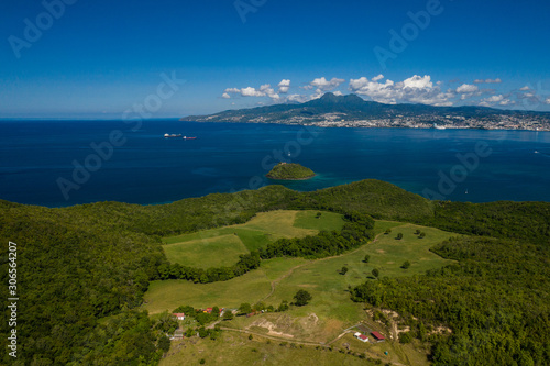 Vue aérienne de l'îlet Ramier, en Martinique, par très beau temps, avec Fort de France, les pitons du Carbet dans le fond