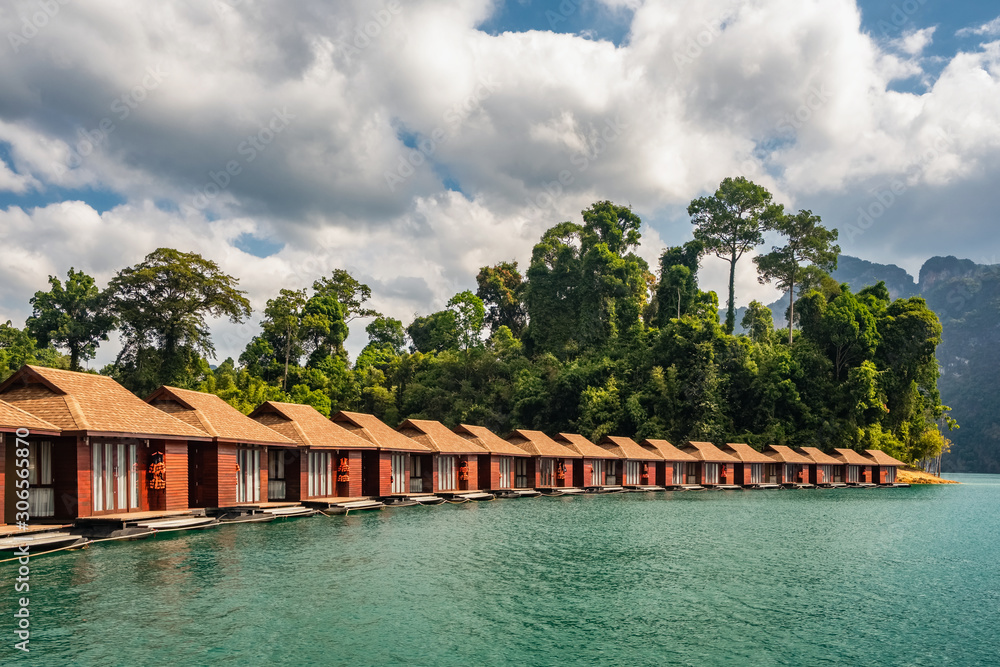 Obraz premium Raft houses on Cheow Lan lake in Khao Sok National Park