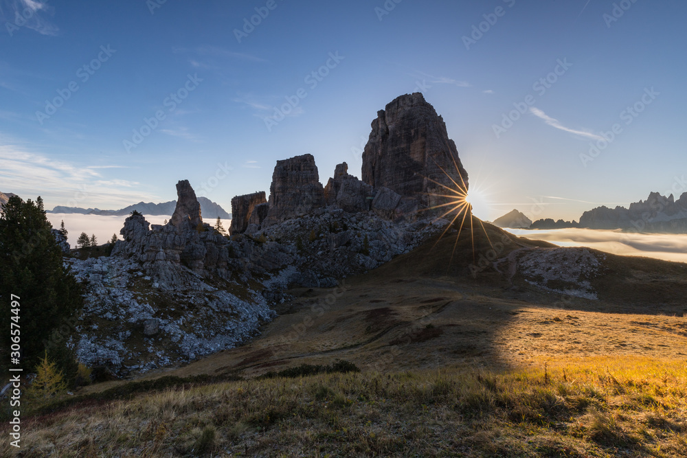 Obraz premium Dolomites: Dawn in Cinqui Torri!