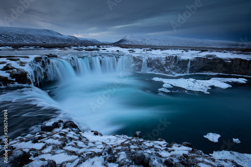 zimowy-pejzaz-islandzkiego-wodospadu
