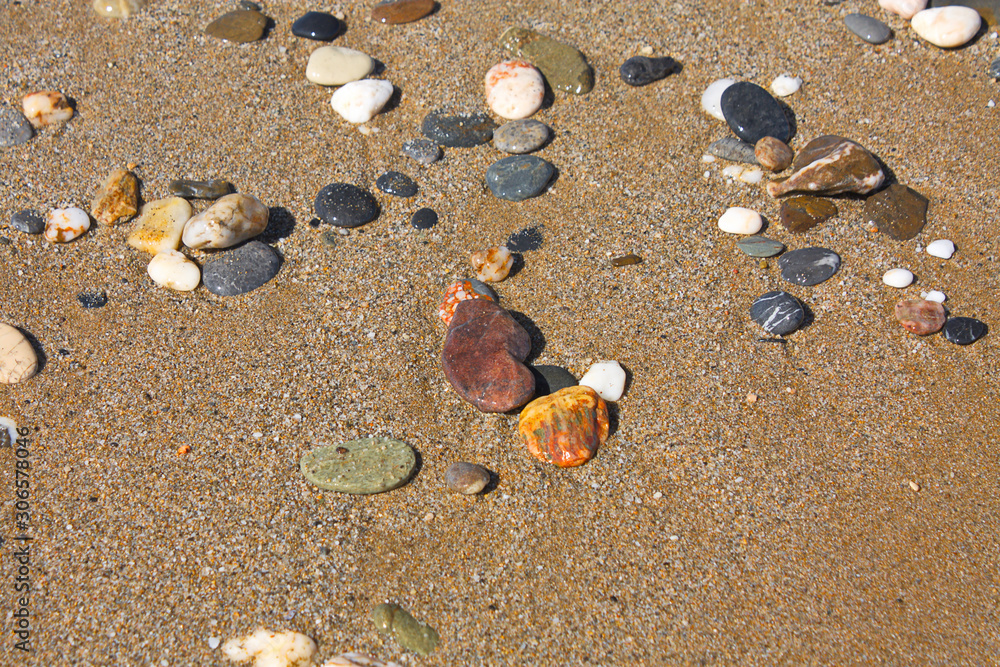 Nasse Kieselsteine am Strand von Kreta im Sommer. Nasse Kieselsteine am Strand von Kreta im Sommer.