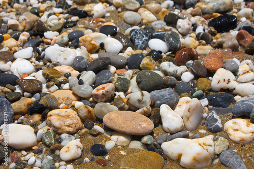 Nasse Kieselsteine am Strand von Kreta im Sommer.