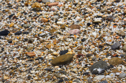 Nasse Kieselsteine am Strand von Kreta im Sommer.