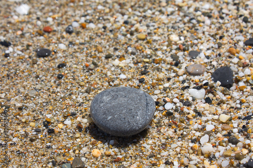 Einzelnen, Nassen Kieselsteine am Strand von Kreta im Sommer. Grau. 