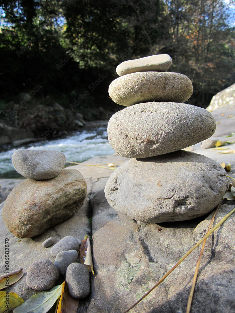 Pietre vicino al fiume, ruscello, zen, Loro Ciuffenna Pietre vicino al fiume, ruscello, zen, Loro Ciuffenna