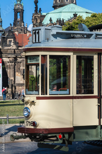 Eine historische Straßenbahn in Dresden, Deutschland