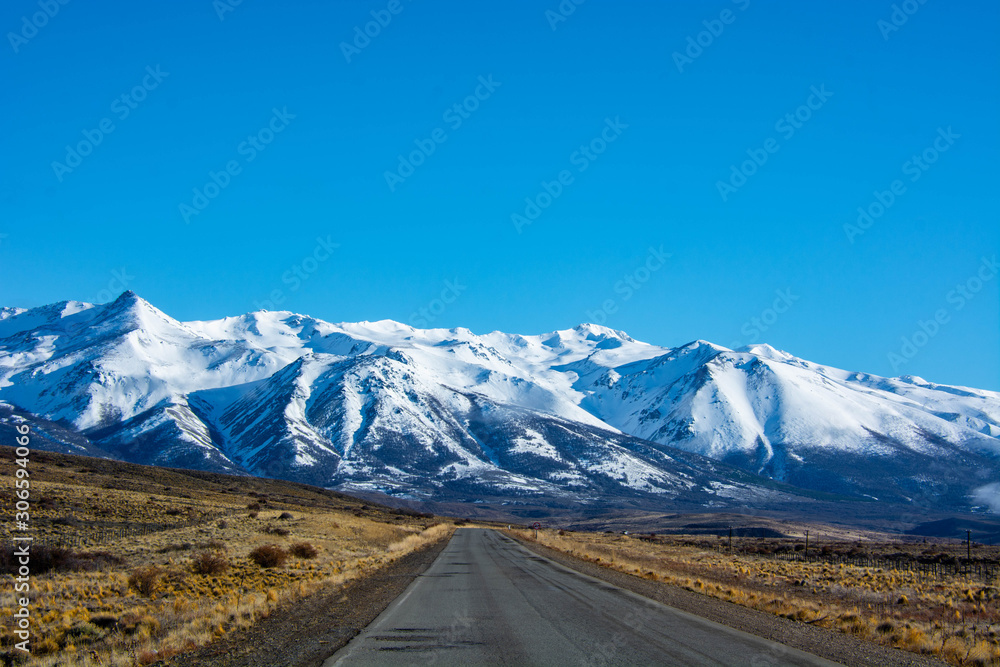 Fototapeta premium Montañas nevadas
