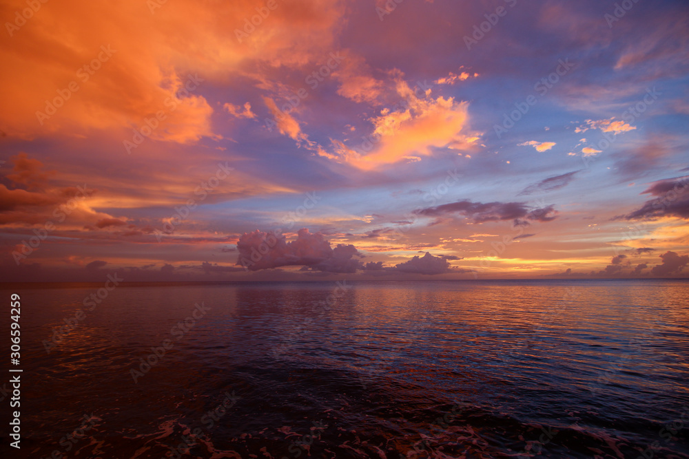 Magnifique coucher de soleil violet en Martinique