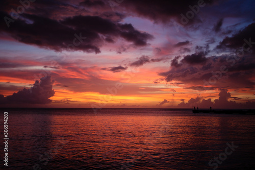 Coucher de soleil couleur feu sur la mer en Martinique © Joachim Martin