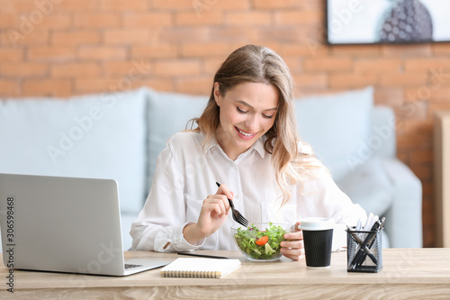 Woman eating healthy vegeta...